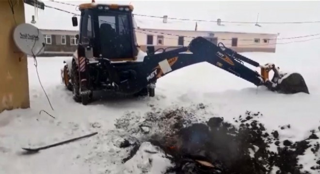  Buz tutan toprağı lastik yakarak kazdılar